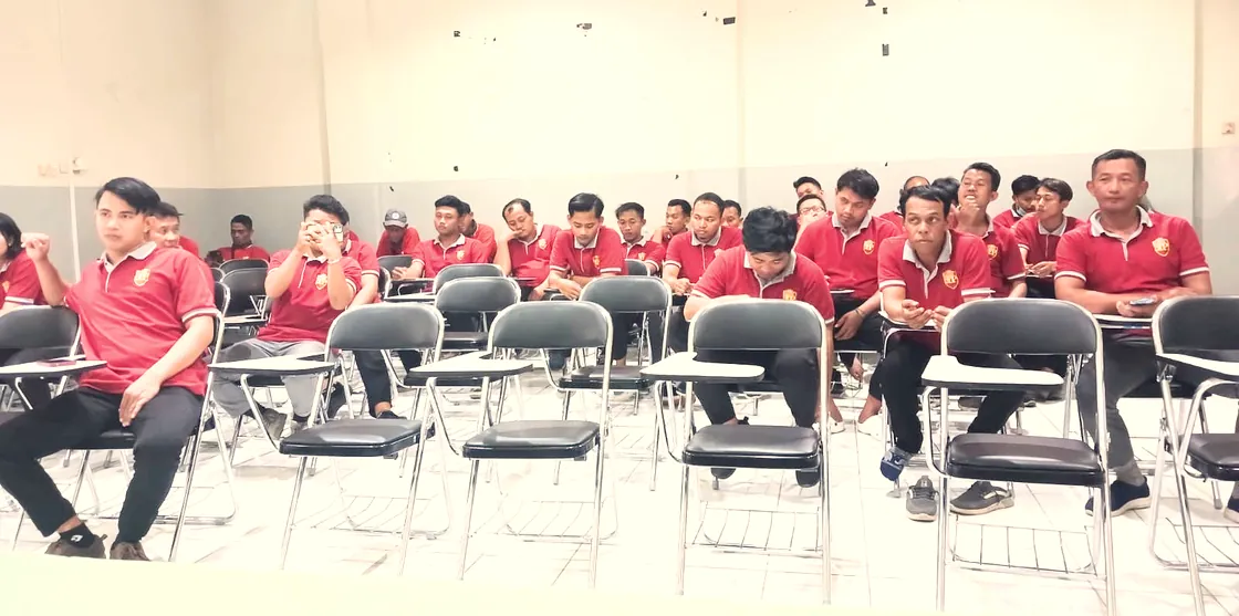 Tenaga kerja JDP mengikuti pembekalan di ruang kelas